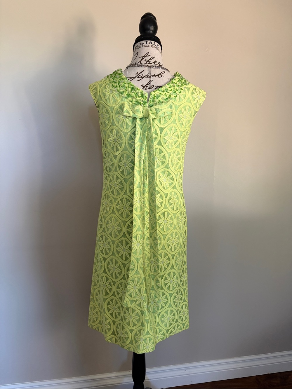 Vintage 1960’s lace lime green shift dress with beaded collar and back bow - Picture 6 of 15